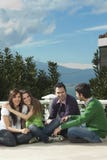 Gruppe junge Leute, die in der Sonne genießen lizenzfreies stockfoto Gruppe junge Leute, die in der Sonne genießen lizenzfreies stockfoto
