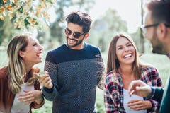 Gruppe junge Leute, die durch Park gehen stockfoto Gruppe junge Leute, die durch Park gehen stockfoto