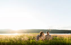 Gruppe junge Leute im Sonnenuntergang, der Gitarrenmusik spielt Stockfoto Gruppe junge Leute im Sonnenuntergang, der Gitarrenmusik spielt Stockfoto
