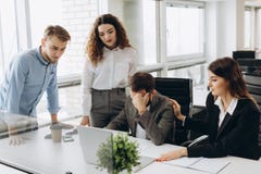 Gruppe junge Teilhaber, die im modernen Büro arbeiten Mitarbeiter, die Problem beim Arbeiten an Laptop haben lizenzfreies stockfoto Gruppe junge Teilhaber, die im modernen Büro arbeiten Mitarbeiter, die Problem beim Arbeiten an Laptop haben lizenzfreies stockfoto