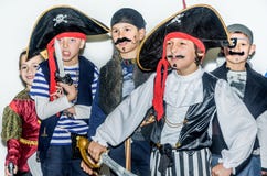 Gruppe Kinder in den Piratenkostümen stockbilder Gruppe Kinder in den Piratenkostümen stockbilder