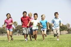 Gruppe Kinder, die in Park laufen
