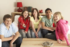 Gruppe Kinder, die zu Hause Fernsehen stockbild Gruppe Kinder, die zu Hause Fernsehen stockbild