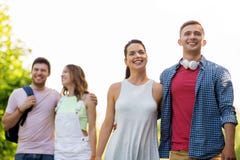 Gruppe lächelnde Freunde mit dem Rucksackwandern lizenzfreies stockfoto Gruppe lächelnde Freunde mit dem Rucksackwandern lizenzfreies stockfoto