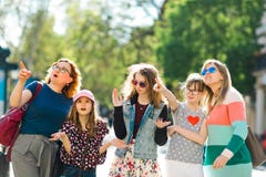 Gruppe Mädchen, die durch Stadtzentrum - überraschend gehen, zeigend auf interessante Plätze lizenzfreies stockfoto Gruppe Mädchen, die durch Stadtzentrum - überraschend gehen, zeigend auf interessante Plätze lizenzfreies stockfoto