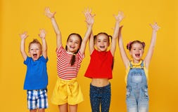 Gruppe nette gl?ckliche Kinder auf farbigem gelbem Hintergrund stockbilder Gruppe nette gl?ckliche Kinder auf farbigem gelbem Hintergrund stockbilder