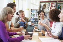 Gruppe reife Studenten, die auf Projekt in der Bibliothek zusammenarbeiten stockfoto Gruppe reife Studenten, die auf Projekt in der Bibliothek zusammenarbeiten stockfoto