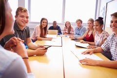 Gruppe Studenten, die bei Tisch sitzen, Diskussion habend stockfotografie Gruppe Studenten, die bei Tisch sitzen, Diskussion habend stockfotografie
