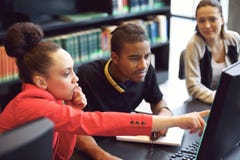 Gruppe Studenten, die on-line-Forschung in der Bibliothek tun lizenzfreie stockfotos Gruppe Studenten, die on-line-Forschung in der Bibliothek tun lizenzfreie stockfotos