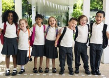 Gruppe verschiedene Kindergartenstudenten, die zusammen im scho stehen stockfotografie Gruppe verschiedene Kindergartenstudenten, die zusammen im scho stehen stockfotografie