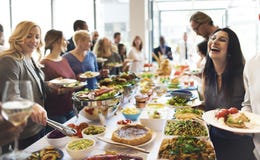 Gruppe verschiedene Leute essen zusammen zu Mittag lizenzfreie stockfotos Gruppe verschiedene Leute essen zusammen zu Mittag lizenzfreie stockfotos