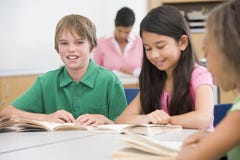 Gruppe Volksschulepupillen im Klassenzimmer lizenzfreie stockfotos Gruppe Volksschulepupillen im Klassenzimmer lizenzfreie stockfotos