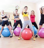 Gruppe von fünf kaukasischen weiblichen Athleten, die Übungen mit Fitballs in der Turnhalle haben stockfotografie Gruppe von fünf kaukasischen weiblichen Athleten, die Übungen mit Fitballs in der Turnhalle haben stockfotografie