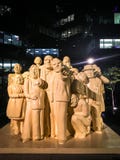 Gruppe weiße schauende und zeigende Statuen lizenzfreie stockfotos Gruppe weiße schauende und zeigende Statuen lizenzfreie stockfotos