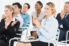 Gruppe Wirtschaftler, die im Seminar klatschen Gruppe Wirtschaftler, die im Seminar klatschen