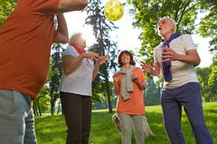 Gruppe ältere Leute, die mit Ball spielen stockfotos Gruppe ältere Leute, die mit Ball spielen stockfotos