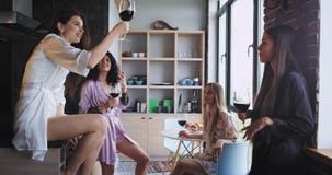 Gruppen av mycket attraktiva vändamer tycker om deras ungmöparti hemma i en modern studiodesign dem som dricker stock video Gruppen av mycket attraktiva vändamer tycker om deras ungmöparti hemma i en modern studiodesign dem som dricker stock video