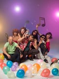Gruppen av vänner som poserar med musikal, noterar arkivfoto Gruppen av vänner som poserar med musikal, noterar arkivfoto
