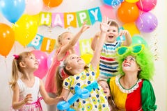 Gruppo allegro dei bambini che celebra la festa di compleanno immagine stock Gruppo allegro dei bambini che celebra la festa di compleanno immagine stock