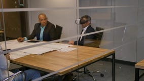 Gruppo che si siede ad una tavola, uomo di affari con gli occhiali di protezione di realt? virtuale Vetri difficili del vr della video d archivio Gruppo che si siede ad una tavola, uomo di affari con gli occhiali di protezione di realt? virtuale Vetri difficili del vr della video d archivio