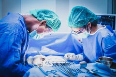 Gruppo chirurgico che realizza operazione della chirurgia Medico che esegue chirurgia fotografia stock Gruppo chirurgico che realizza operazione della chirurgia Medico che esegue chirurgia fotografia stock