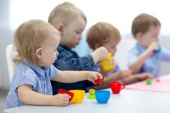 Gruppo dei bambini che impara le arti ed i mestieri in stanza dei giochi con interesse fotografia stock libera da diritti Gruppo dei bambini che impara le arti ed i mestieri in stanza dei giochi con interesse fotografia stock libera da diritti