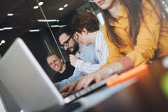 Gruppo dei professionisti di IT dei colleghe che lavorano nel sottotetto moderno sul SOF fotografia stock libera da diritti Gruppo dei professionisti di IT dei colleghe che lavorano nel sottotetto moderno sul SOF fotografia stock libera da diritti