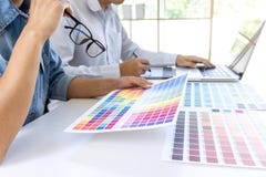Gruppo del disegno del grafico del collega e dell'immagine ritoccare immagine stock Gruppo del disegno del grafico del collega e dell'immagine ritoccare immagine stock