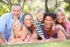 Gruppo della famiglia allargata che si distende insieme nella sosta Fotografia Stock Gruppo della famiglia allargata che si distende insieme nella sosta Fotografia Stock