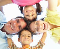Gruppo della famiglia che osserva giù nella macchina fotografica fotografia stock libera da diritti Gruppo della famiglia che osserva giù nella macchina fotografica fotografia stock libera da diritti