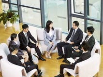 Gruppo della gente di affari asiatica che si incontra nell'ufficio immagini stock Gruppo della gente di affari asiatica che si incontra nell'ufficio immagini stock