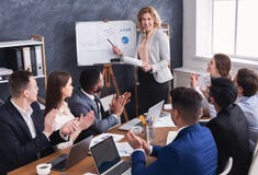 Gruppo di affari che si congratula riuscito responsabile femminile alla riunione fotografia stock libera da diritti Gruppo di affari che si congratula riuscito responsabile femminile alla riunione fotografia stock libera da diritti