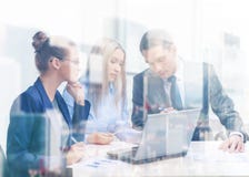 Gruppo di affari con il computer portatile che ha discussione immagine stock libera da diritti Gruppo di affari con il computer portatile che ha discussione immagine stock libera da diritti