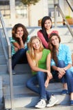 Gruppo di allievi adolescenti femminili fuori dell'aula immagini stock Gruppo di allievi adolescenti femminili fuori dell'aula immagini stock