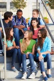 Gruppo di allievi adolescenti fuori dell'aula fotografie stock libere da diritti Gruppo di allievi adolescenti fuori dell'aula fotografie stock libere da diritti