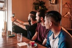 Gruppo di amici arabi che prendono selfie nella barra del salotto Divertiresi dei giovani della corsa mista Ritrovo dei migliori fotografia stock libera da diritti Gruppo di amici arabi che prendono selfie nella barra del salotto Divertiresi dei giovani della corsa mista Ritrovo dei migliori fotografia stock libera da diritti