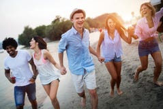 Gruppo di amici che vanno in giro alla spiaggia immagine stock libera da diritti Gruppo di amici che vanno in giro alla spiaggia immagine stock libera da diritti