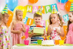 Gruppo di bambini alla festa di compleanno fotografia stock libera da diritti Gruppo di bambini alla festa di compleanno fotografia stock libera da diritti