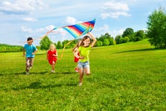 Gruppo di bambini con l'aquilone Gruppo di bambini con l'aquilone
