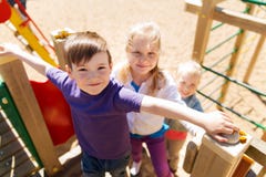 Gruppo di bambini felici sul campo da giuoco dei bambini fotografia stock libera da diritti Gruppo di bambini felici sul campo da giuoco dei bambini fotografia stock libera da diritti