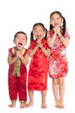 Gruppo di bambini orientali vi che augurano un nuovo anno cinese felice Gruppo di bambini orientali vi che augurano un nuovo anno cinese felice
