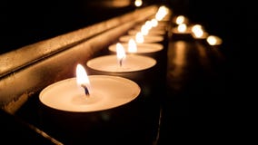Gruppo di candele su una base su una chiesa immagine stock Gruppo di candele su una base su una chiesa immagine stock
