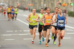 Gruppo di corridori nella mezza maratona di Barcellona fotografia stock libera da diritti Gruppo di corridori nella mezza maratona di Barcellona fotografia stock libera da diritti