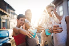 gruppo di divertimento degli amici che ha insieme giovani immagini stock gruppo di divertimento degli amici che ha insieme giovani immagini stock