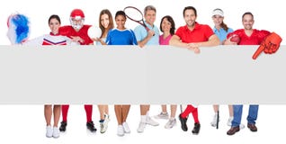 Gruppo di gente di sport che presenta insegna vuota fotografia stock libera da diritti Gruppo di gente di sport che presenta insegna vuota fotografia stock libera da diritti