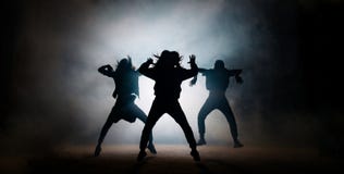 Gruppo di giovani ballerini hip-hop che eseguono sulla fase immagine stock Gruppo di giovani ballerini hip-hop che eseguono sulla fase immagine stock