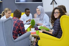 Gruppo di giovani, imprenditori Startup che lavorano alla loro impresa nello spazio coworking immagine stock libera da diritti Gruppo di giovani, imprenditori Startup che lavorano alla loro impresa nello spazio coworking immagine stock libera da diritti