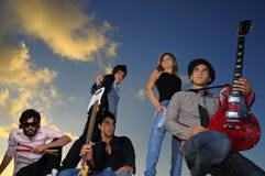 Gruppo di giovani musicisti che propongono con gli strumenti Fotografie Stock Gruppo di giovani musicisti che propongono con gli strumenti Fotografie Stock