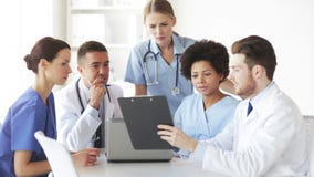 Gruppo di medici con la lavagna per appunti che parlano alla clinica stock footage Gruppo di medici con la lavagna per appunti che parlano alla clinica stock footage