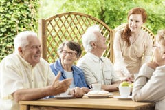 Gruppo di pensionati anziani che godono insieme del loro tempo dall'tum fotografia stock libera da diritti Gruppo di pensionati anziani che godono insieme del loro tempo dall'tum fotografia stock libera da diritti